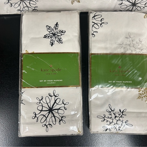 Kate Spade Jingle All the Way 4 Placemats and 2 Napkins Sets Snowflake Design - Picture 3 of 9